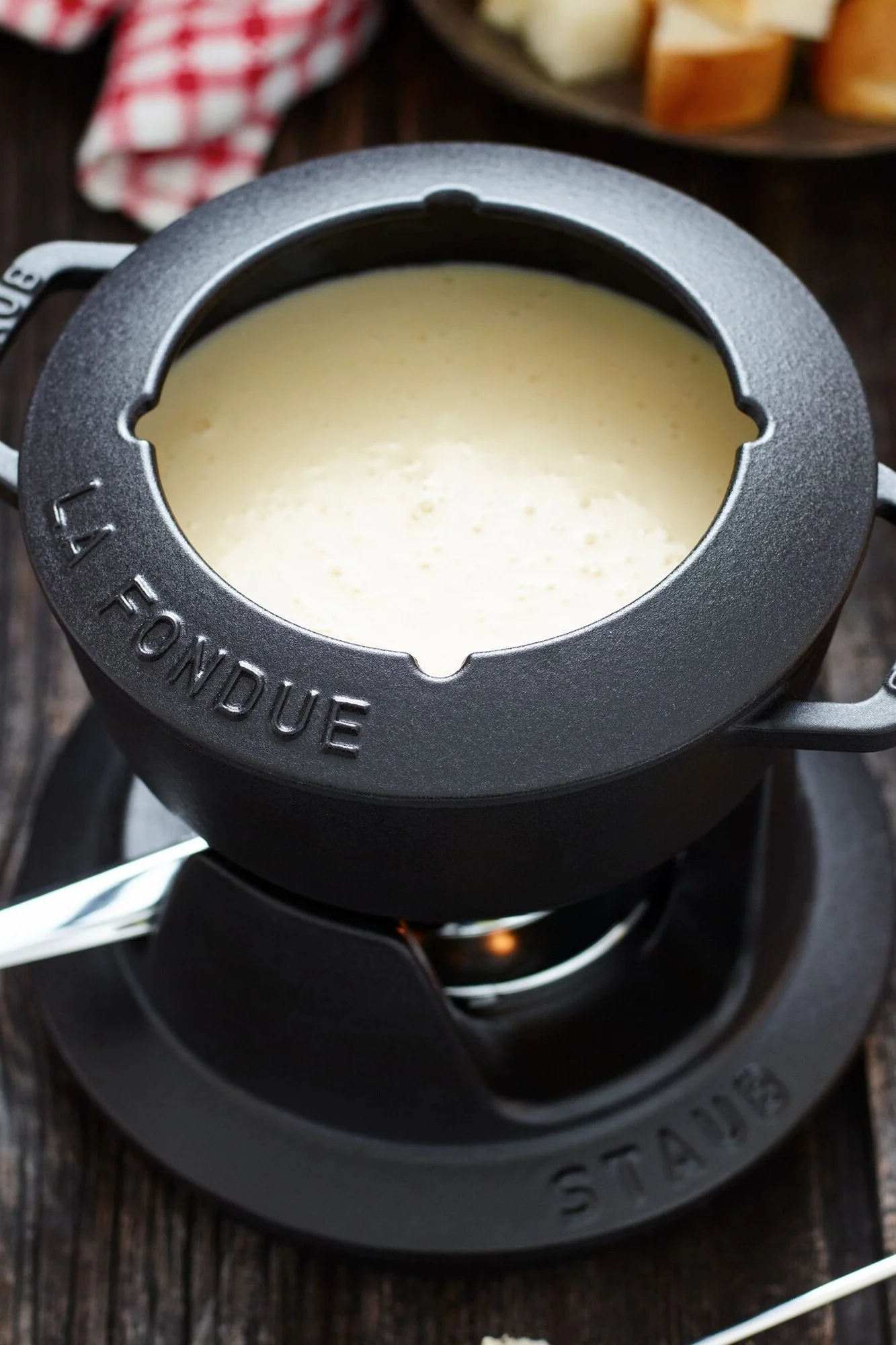 Ett fondueset är en gåva som samlar familj och vänner. Oavsett om du friterar kött i olja, doppar grönsaker i ost eller frukt i smält choklad – ett fondueset från Staub som present leder nästan automatiskt till en inbjudan till en gemensam kväll.