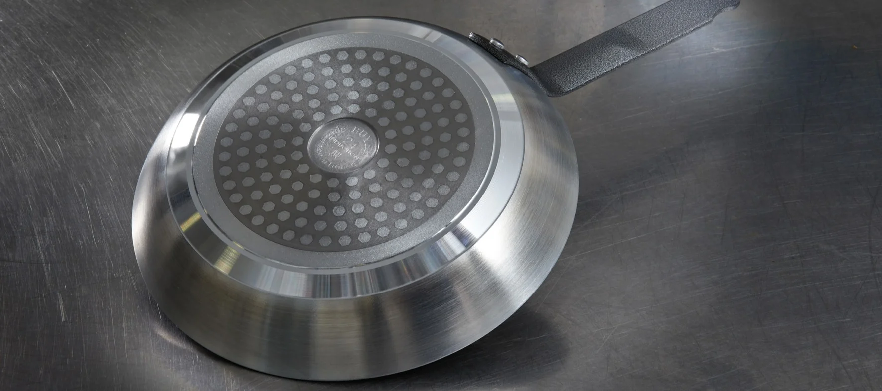 Diska stekpanna rätt - guide hos Kitchentime med bild på stekpanna i rostfritt stål från Debuyer.