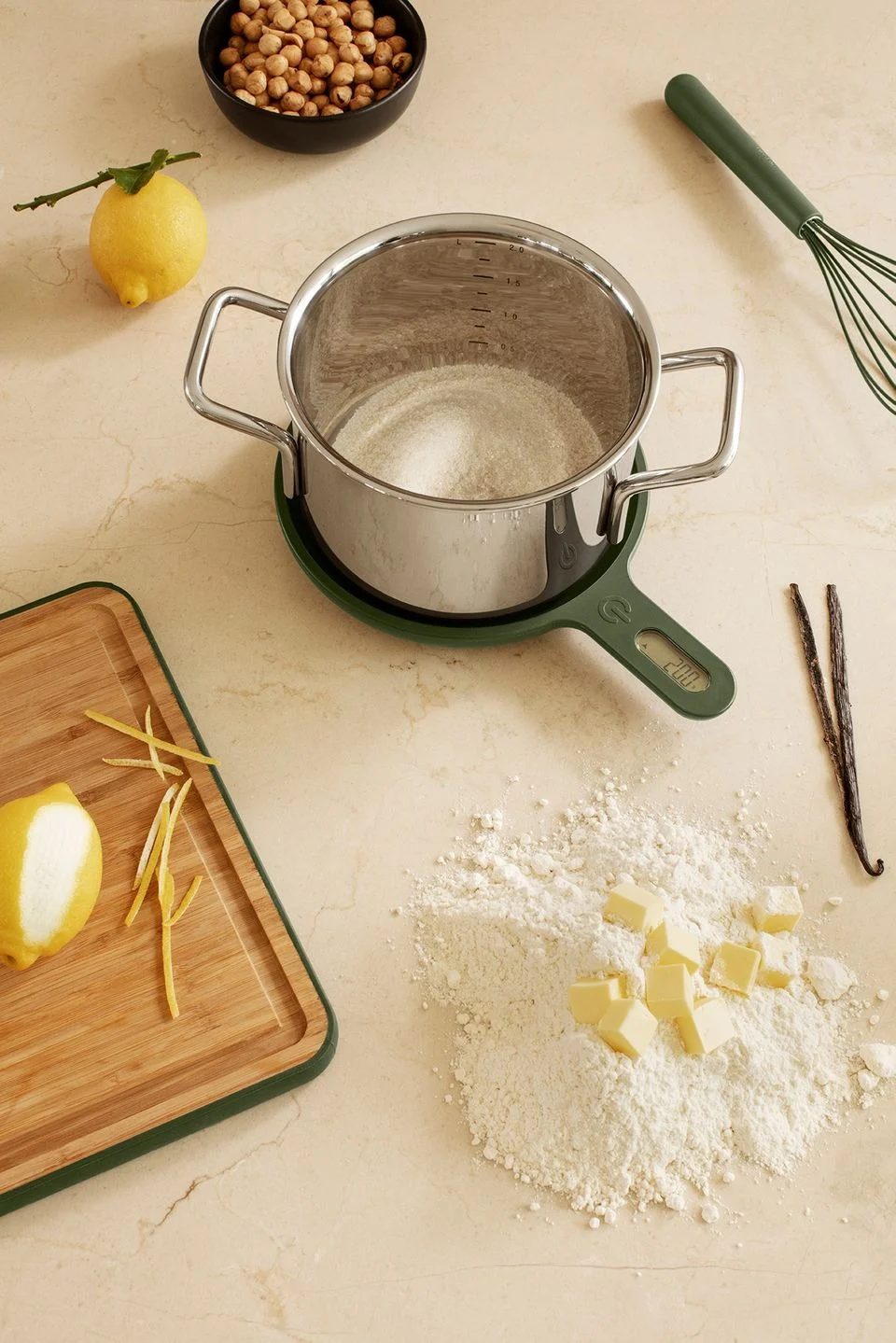 Att mäta ingredienser noggrant kan ibland avgöra om matlagningen eller bakningen blir lyckad. Eva Solo Green Tool-köksvågen har den fördelen att du kan placera kastrull eller skål exakt och stabilt på vågen utan att den halkar.