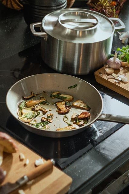 Norden stekpanna från Fiskars i rostfritt stål, här med svamp som steks.