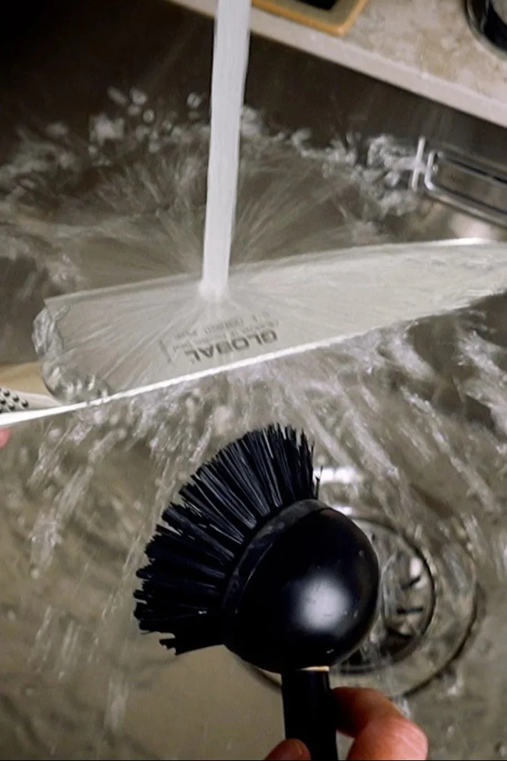 Rengöra Global kniv som tillhör knivserien Global Classic.