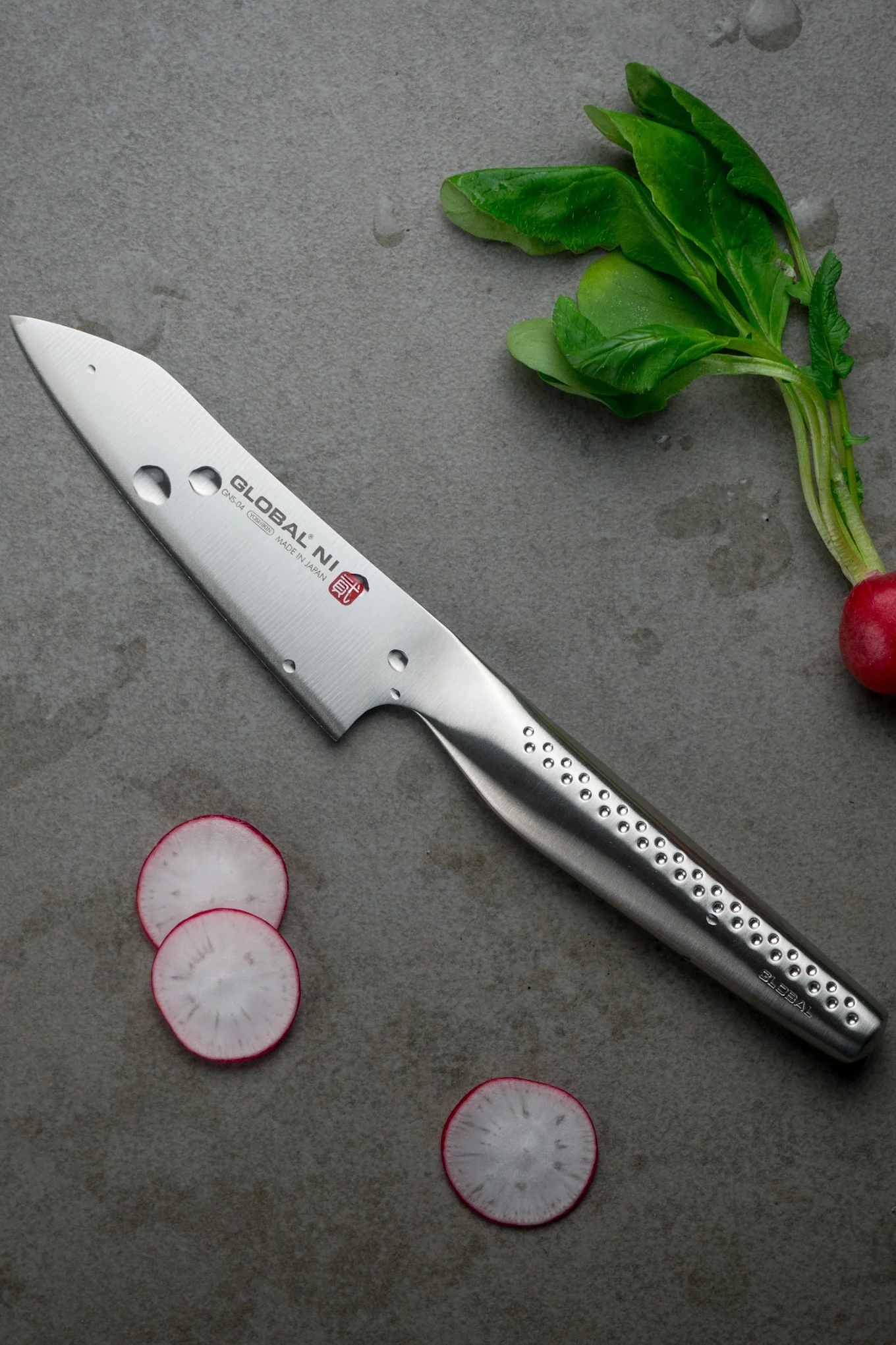 Global NI GNS-04 allkniv oriental tillhör Global knivserie NI, syns tillsammans med rädisor.