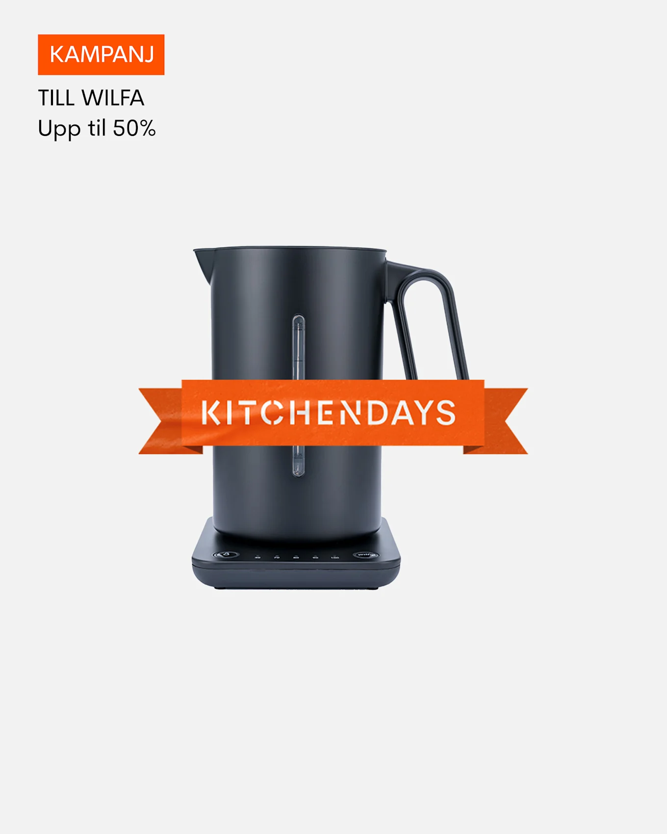 Svart vattenkokare på bas med orange banderoller som annonserar "KAMPANJ TILL WILFA Upp till 50%" och "KITCHENDAYS".