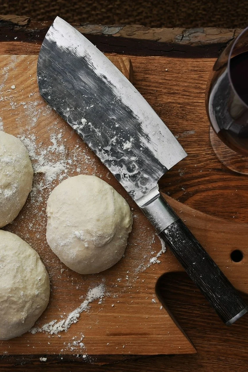 Japanska knivar är inte bara trendiga, utan också bland de allra bästa knivarna. Kuro-kniven från Satake är handgjord och extra vass, och passar dessutom utmärkt för utomhusbruk.