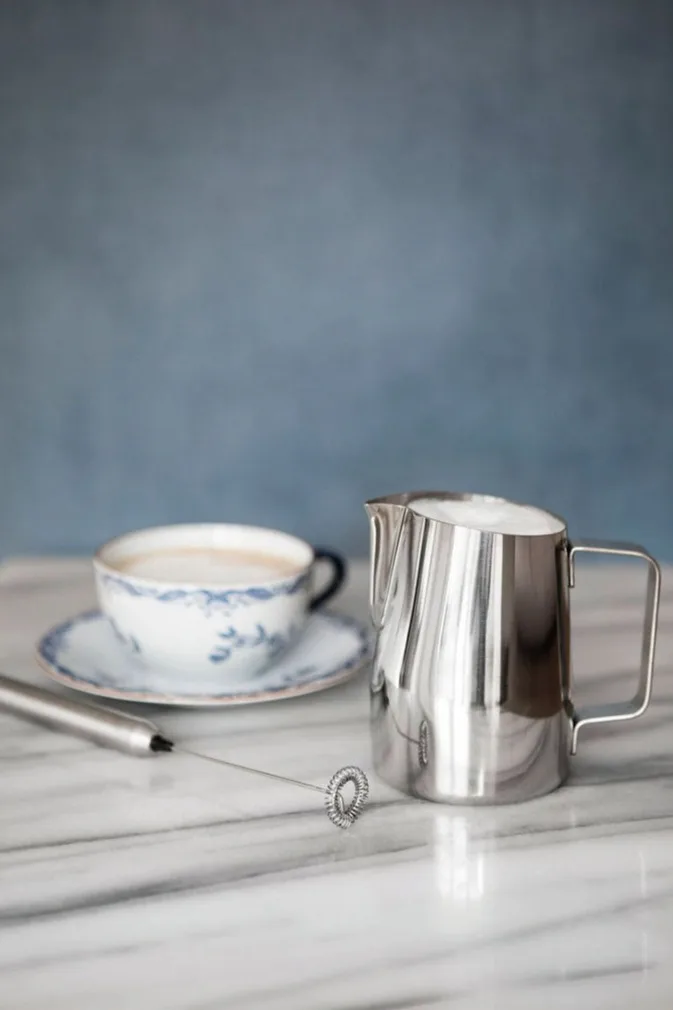 För hobbybaristor är en mjölkskummare ett måste, men även hobbykockar använder den för att skumma såser, vilket gör den till en utmärkt present.