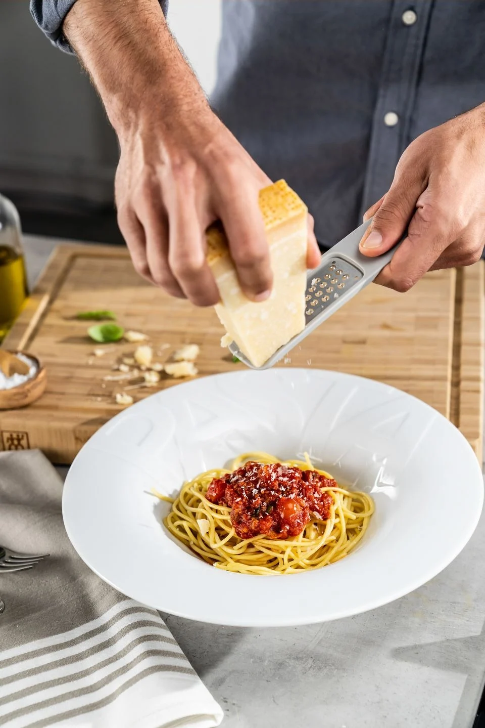 Ett litet ostrivjärn, som detta från Zwilling, är perfekt för att riva ost direkt vid bordet och blir därför en utmärkt present till adventskalendern.