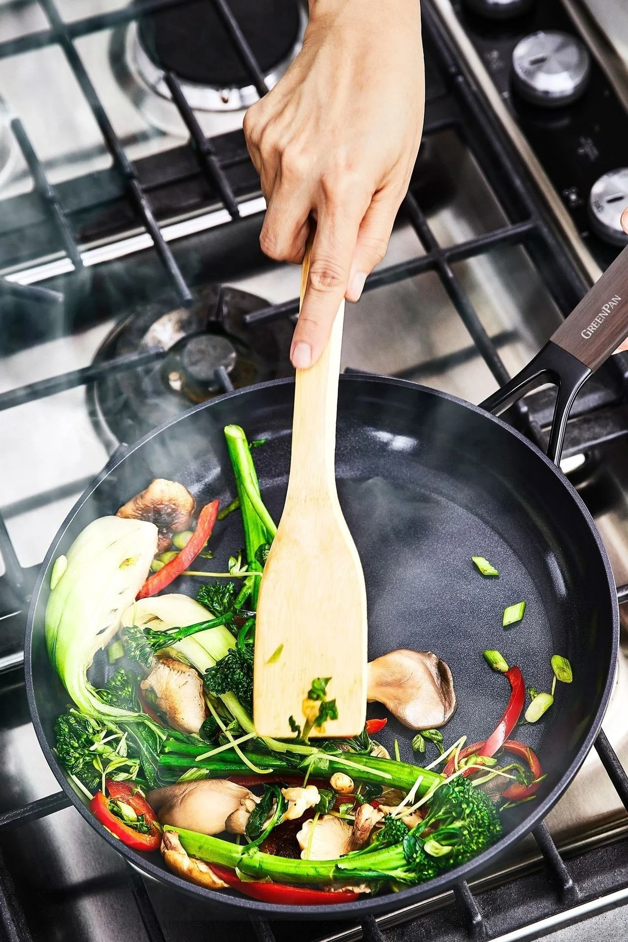 En belagd panna som Eco Smartshape-pannan från Greenpan är perfekt för att sautera grönsaker till en curry under Veganuari.