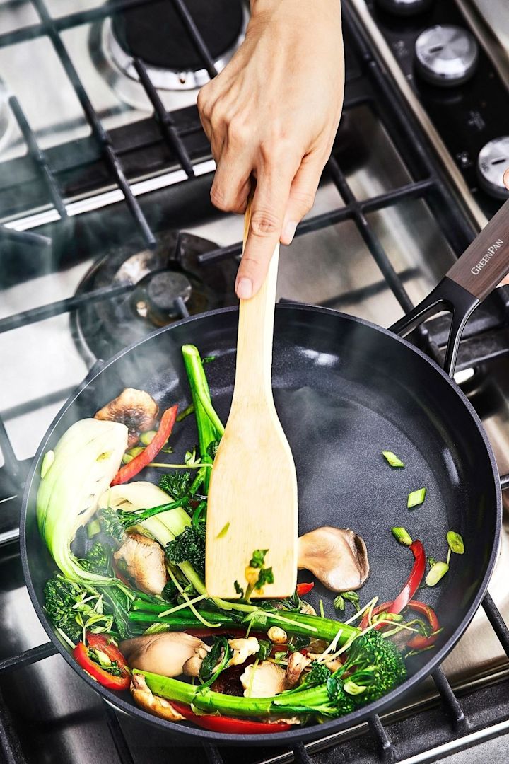En belagd panna som Eco Smartshape-pannan från Greenpan är perfekt för att sautera grönsaker till en curry under Veganuari.