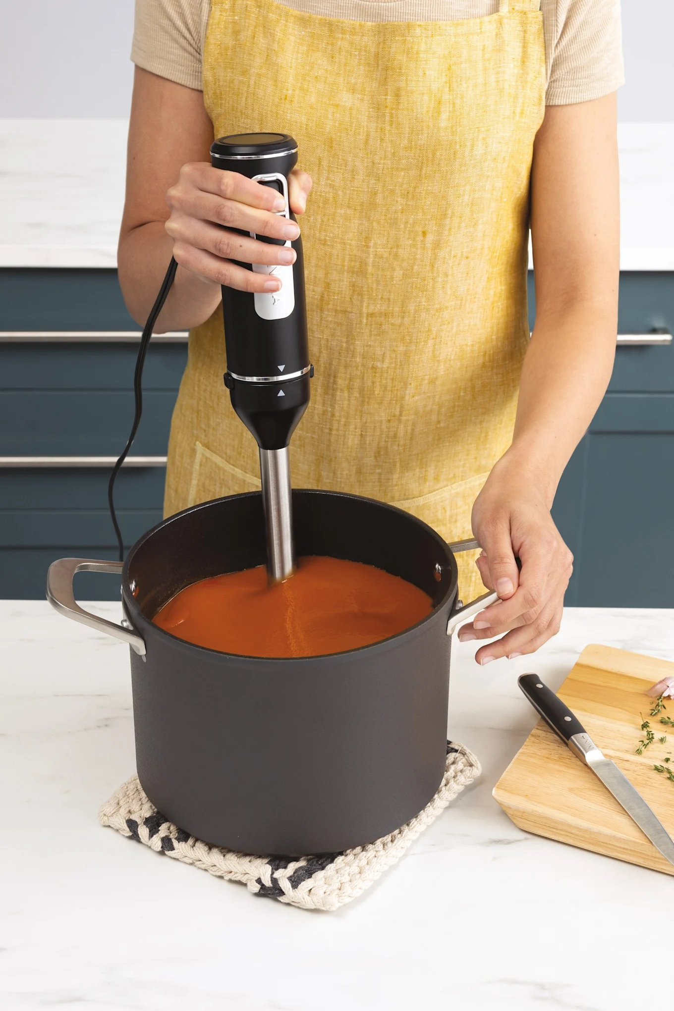 Tillred tomatsoppan med Ninja stavmixer.