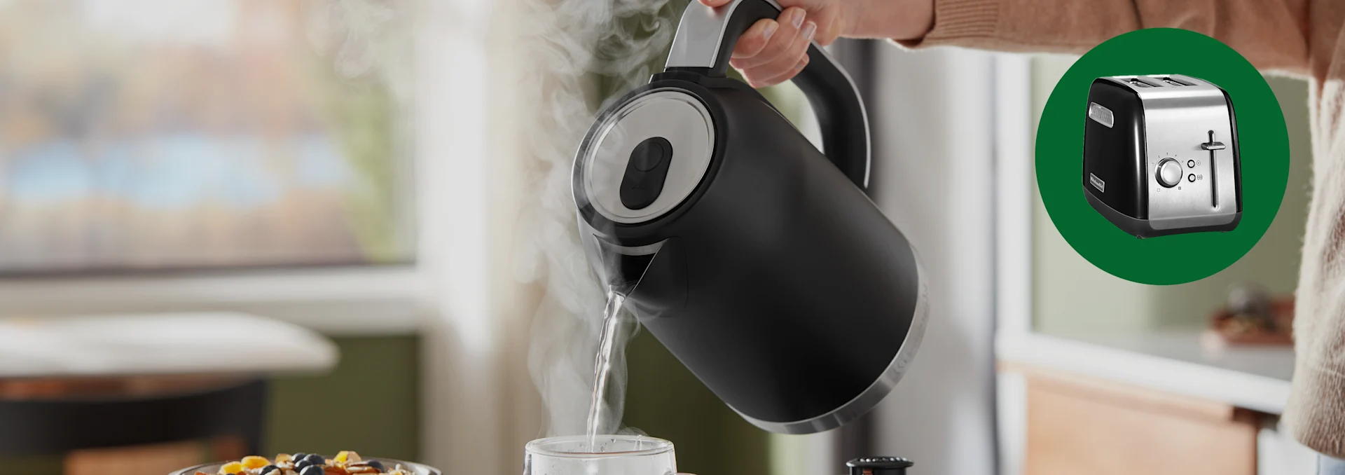 Hand häller varmt vatten från en svart vattenkokare i ett glas. En svart och silverfärgad brödrost är framhävd i en grön cirkel.