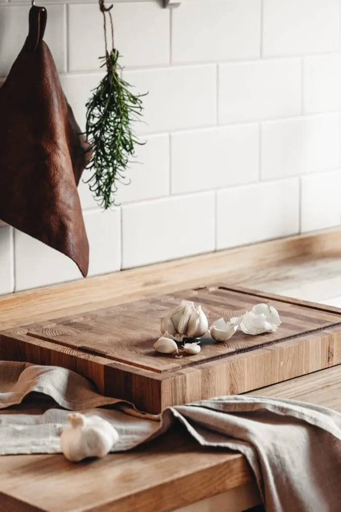 En stor, högkvalitativ skärbräda som denna från Heirol är ett måste för alla hobbykockar.