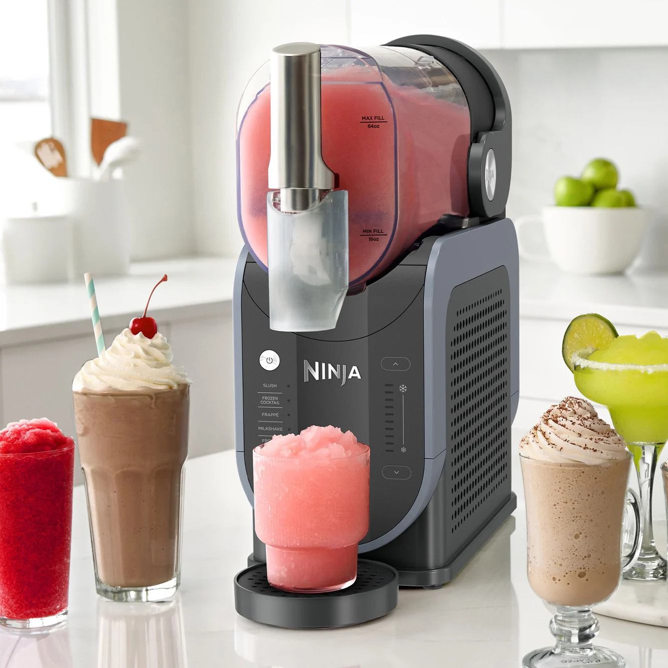Slushiemaskin serverar rosa slushie, omgiven av milkshakes, slushies och en margarita.