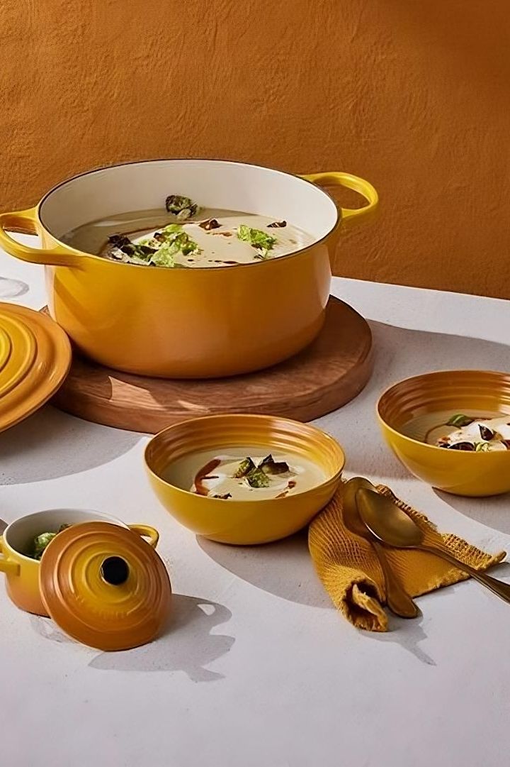 En värmande soppa är precis rätt sak för Veganuari. Tillaga till exempel en vegansk brysselkålssoppa i en nektarfärgad gryta från Le Creuset.