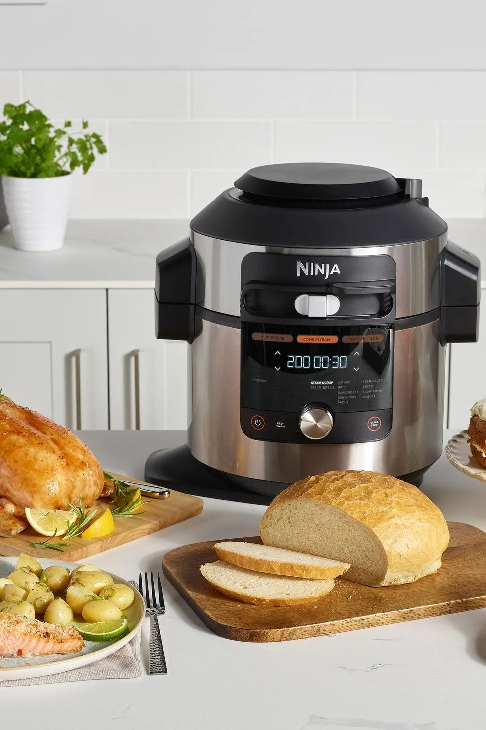 En multikokare kan på nolltid tillaga kött, kakor, grönsaker, bröd och mycket annat, vilket underlättar arbetet i köket avsevärt – och något som hobbykockar garanterat kommer att uppskatta.